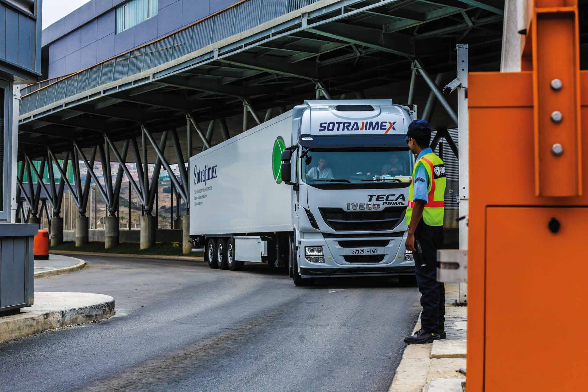 La digitalisation des demandes de traction portuaire externe à Tanger Med marque une avancée significative vers une modernisation globale des procédures portuaires.  En plus des formalités déjà en place pour les autorisations de mouvement et les commandes de traction interne, une nouvelle procédure a été introduite pour réguler l’accès des tracteurs au complexe portuaire afin de gérer les semi-remorques isolées à l’importation.  Désormais, les demandes d’accès au port pour les tracteurs externes peuvent êtr